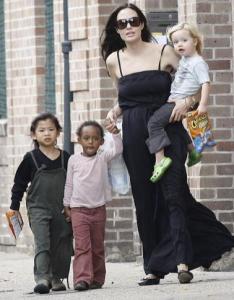 Ang5elina-Jolie-Adopted-Children